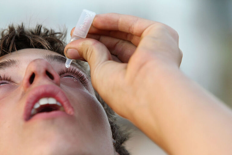 醫師：乾眼症自行用人工淚液 小心越點越難受
