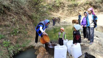 中国多地严重干旱 云南农民上山找水