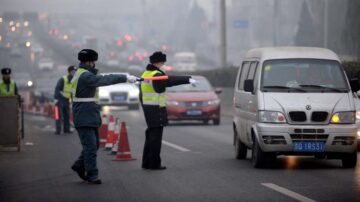 绍兴交警队长深夜查车 被越野车顶出700米惨死