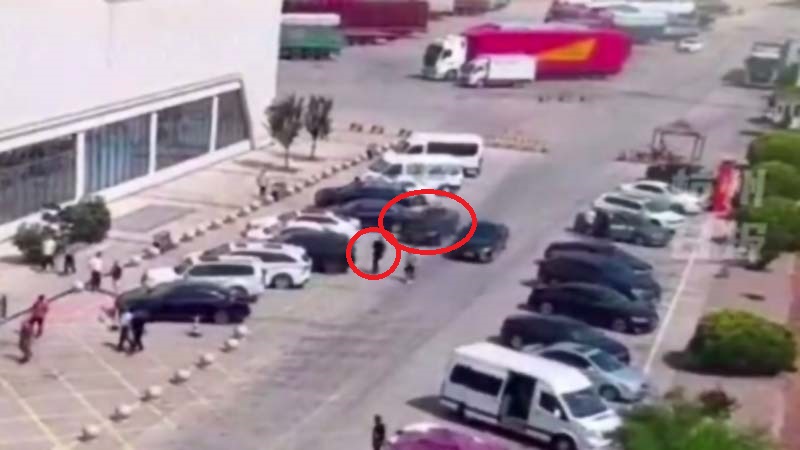 汽车高速冲入济南服务区 男子被瞬间撞飞（视频）