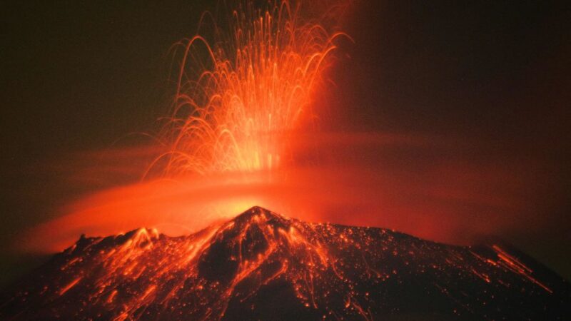 火山灰熔岩喷天际 墨西哥烟峰火山升高警戒