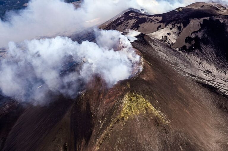 意大利埃特納火山噴發 西西里島關閉機場