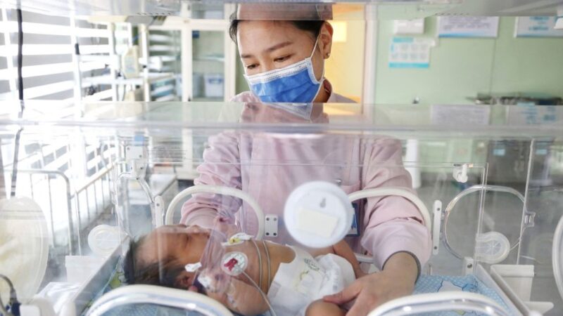 中国出生率持续下降 有产科暂停助产服务
