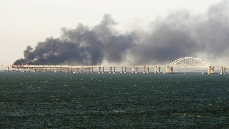 克里米亚大桥冒浓烟交通中断 俄方称搞“演习”