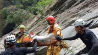 飞龙瀑布溯溪酿5死惨剧 最后失踪者遗体吊挂下山