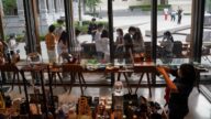 假裝上班！中國咖啡館裡失業的「白領」在增多