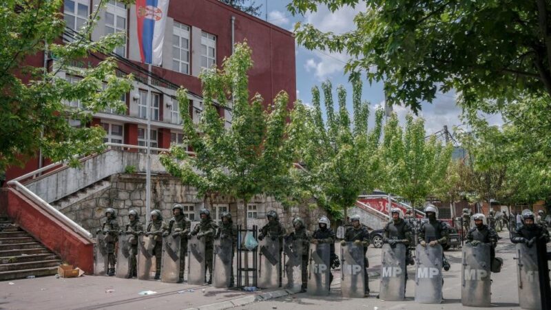 科索沃族群冲突升温 美终止军演 北约谴责