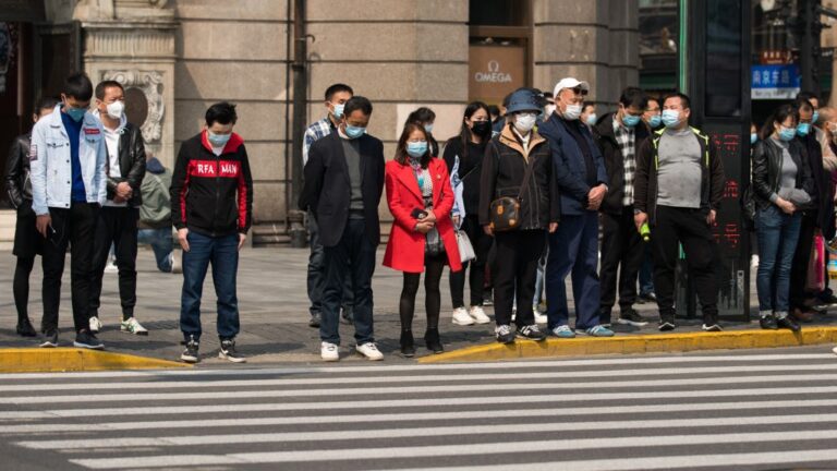 中共專家稱新冠毒性「減弱」 被罵翻