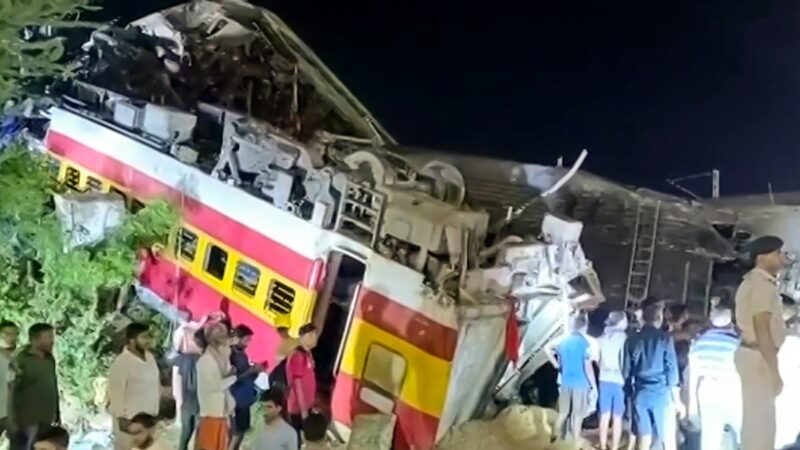 组图：印度3列车相撞逾千人死伤 场面惨烈
