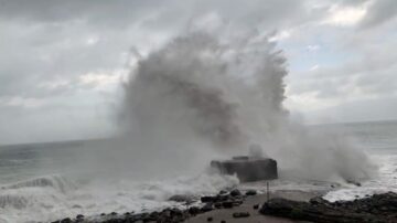 風好大！強風吹飛遮雨棚 差點真的變「流水席」