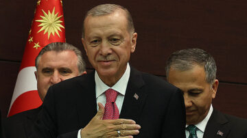 埃尔多安连任就职 土耳其经济问题最紧迫