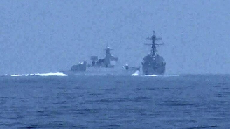 中共軍艦台海橫切美艦 美防長批不負責任