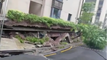 重庆一小区道路突塌陷 楼房地基已裸露（组图）