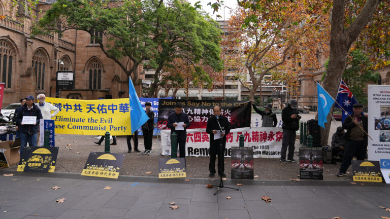全球30城哀悼六四 維尼踩坦克現身悉尼街頭
