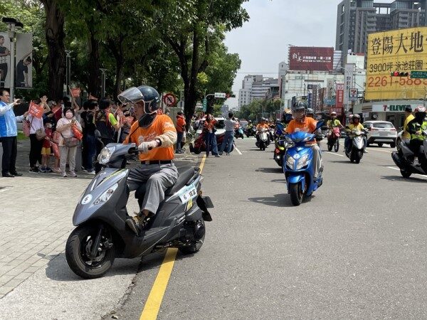 不老骑士千里环岛达阵 圆梦同时做公益