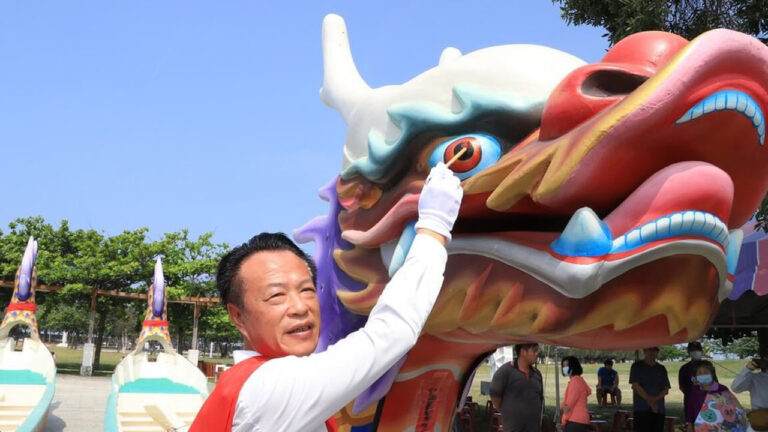 翁章梁為龍舟點睛 睽違三年東石龍舟賽復辦