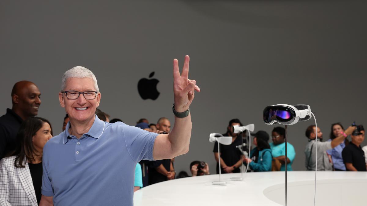 週一(2023年6月5日),蘋果公司在加州庫伯蒂諾的蘋果園區(Apple Park)召開2023年度全球開發者大會(WWDC23),推出備受期待的頭戴式設備Apple Vision Pro。(Justin Sullivan/Getty Images)