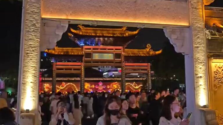 高考前夜祈福 南京夫子廟人山人海（視頻）