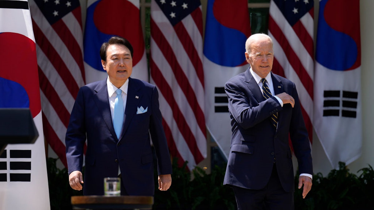 美國總統拜登(右)和韓國總統尹錫悅於 2023年4月26日在華盛頓特區白宮玫瑰園舉行聯合新聞發布會。(Drew Angerer/Getty Images)