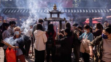 中国新闻快报：高考前夜祈福 南京夫子庙人山人海