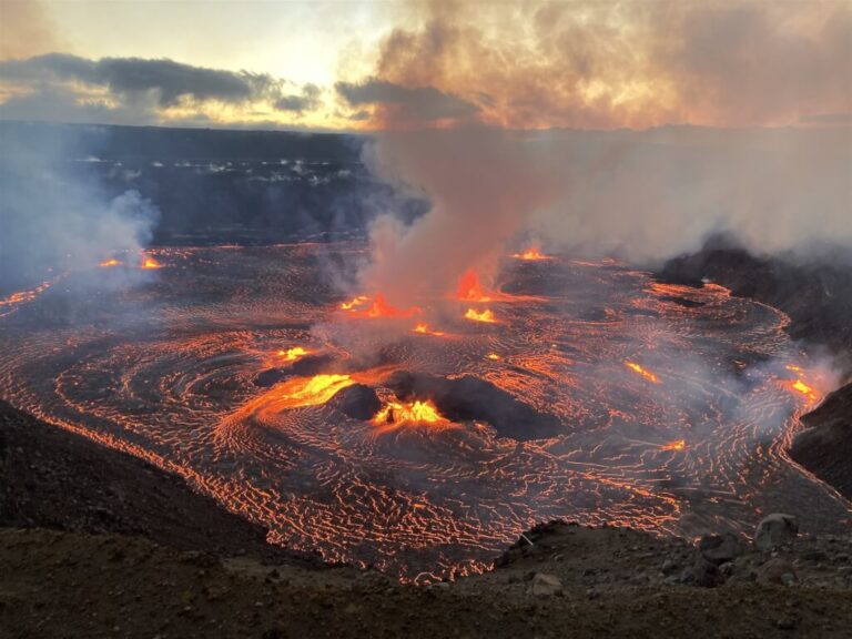 夏威夷幾勞亞火山再爆發 專家示警注意有毒氣體