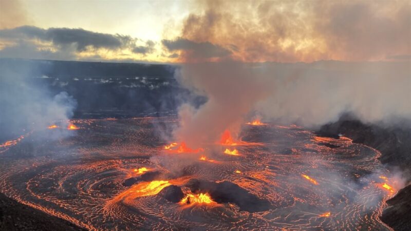 夏威夷几劳亚火山再爆发 专家示警注意有毒气体