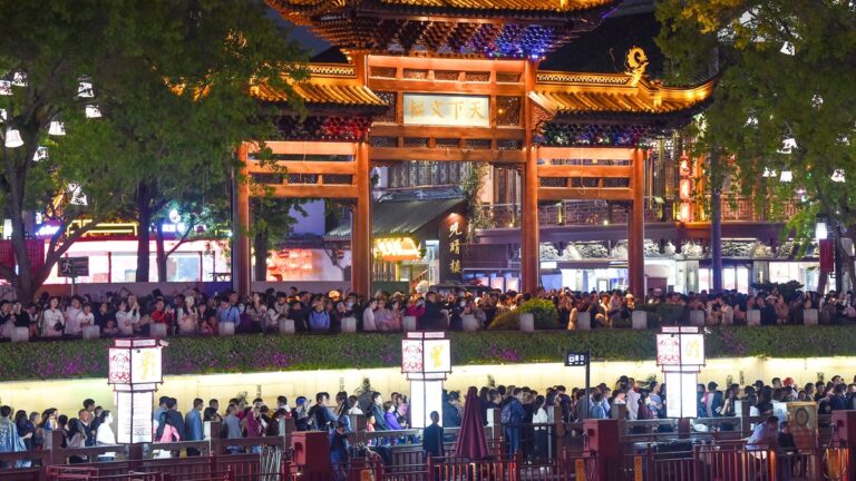 高考前夜 南京夫子廟擠滿祈福的人