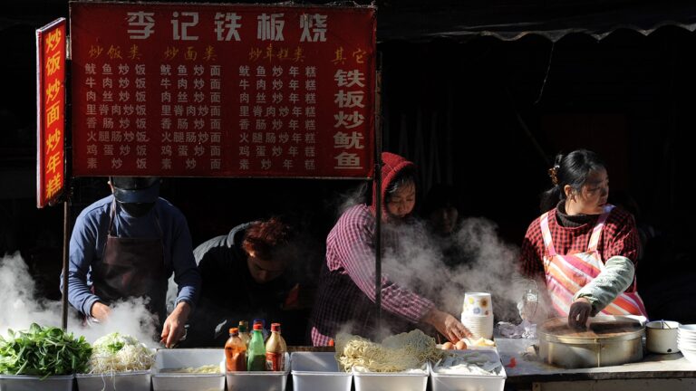 工作難找創業不易 中國大學生「知識擺攤」引熱議