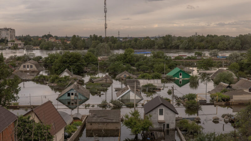 乌南水坝溃决 居民受困无人机送暖 俄部队传被洪水冲走