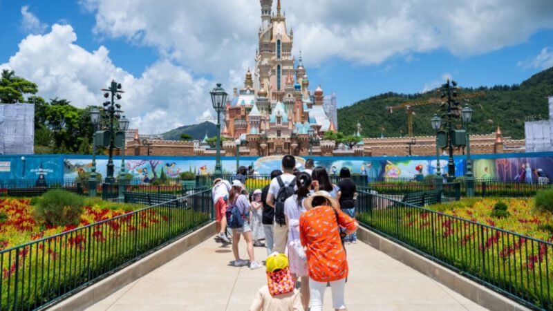 中國遊客插隊受阻 狂言用200萬買下香港迪斯尼