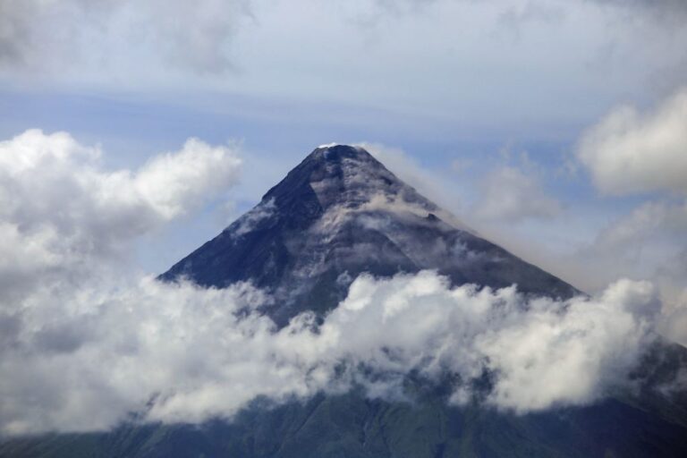 菲律賓馬永火山噴出炙熱熔岩毒氣 逾萬人急撤離