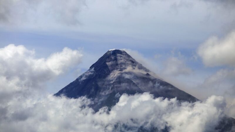 菲律宾马永火山喷出炙热熔岩毒气 逾万人急撤离