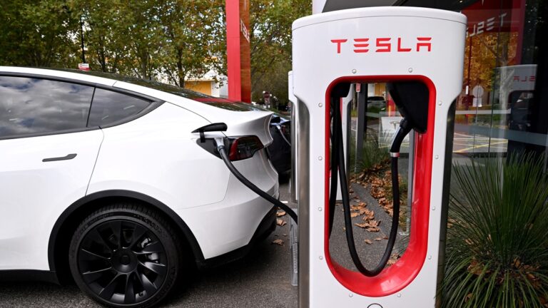 【財經簡訊】特斯拉充電頭或成業界標準 豐田擬推新電動車