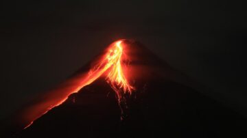 「最完美火山」噴發 當局警戒 民眾隨時撤離