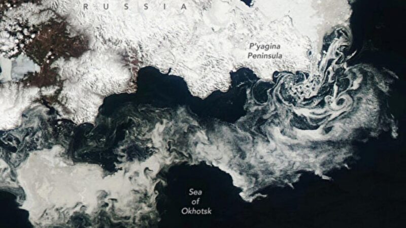 極其罕見 NASA在俄國東岸拍到螺旋狀海冰