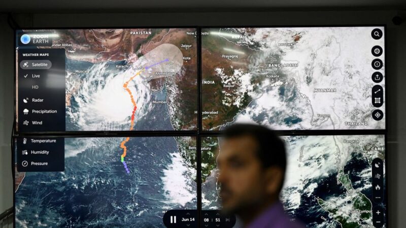 强烈气旋穿越阿拉伯海 直扑印度巴基斯坦逾10万人急撤