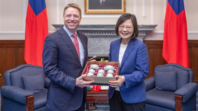 美前國安顧問拜會蔡英文：嚇阻遠比戰爭有用