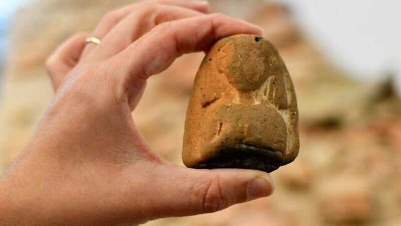 以色列妇女在海滩散步 发现古埃及女神雕像