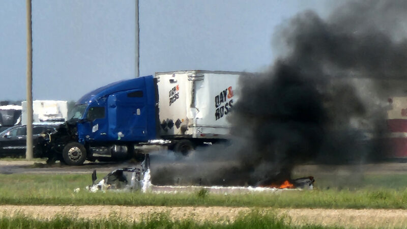 【短訊】加拿大卡車巴士相撞 至少15人死