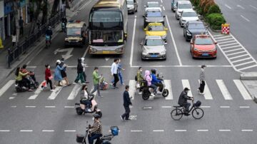 【中国新闻快报】广州发生轿车冲撞行人事件 湖南交警暴力执法