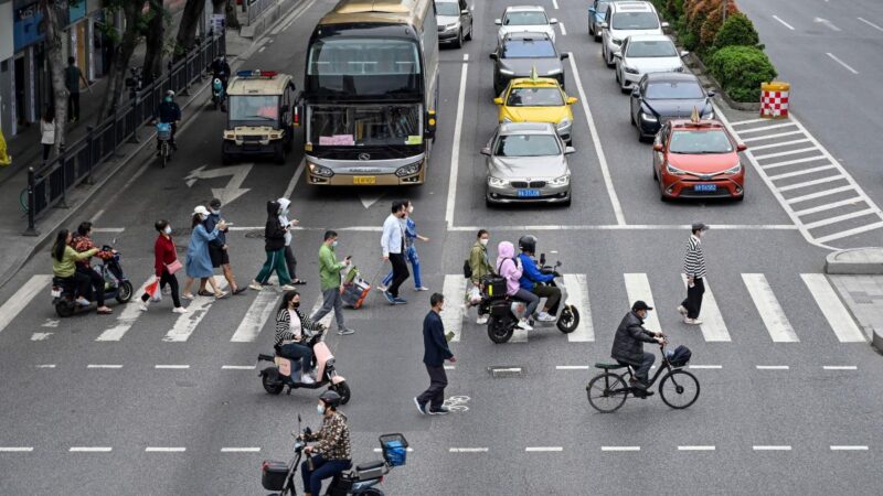 【中國新聞快報】廣州發生轎車衝撞行人事件 湖南交警暴力執法