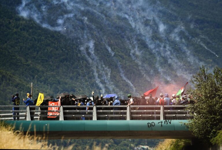 抗議法意高鐵隧道工程 群眾聚集山谷與警爆衝突