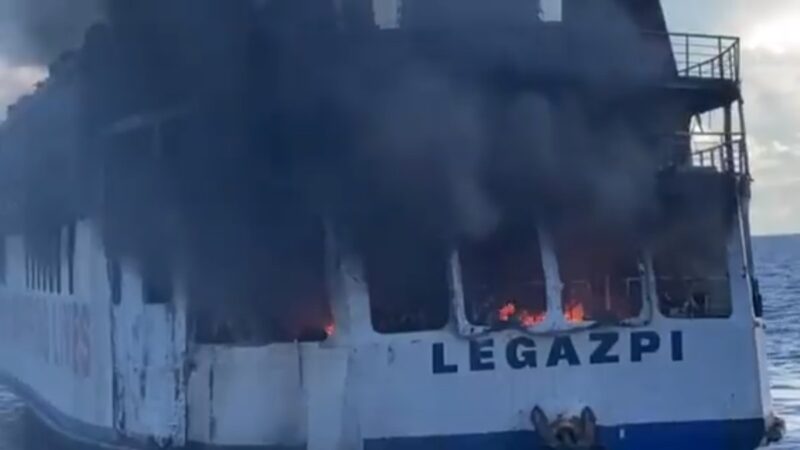 菲律宾渡轮外海起火燃烧 船上120人生死未卜