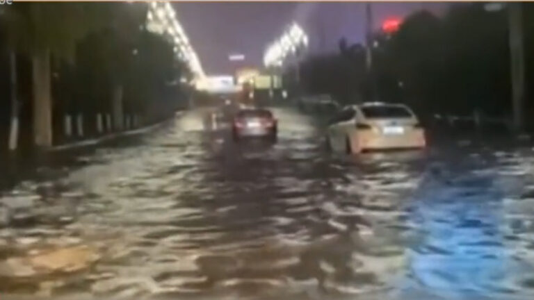 【禁聞】中國南方多地積水成災 市民游泳出門