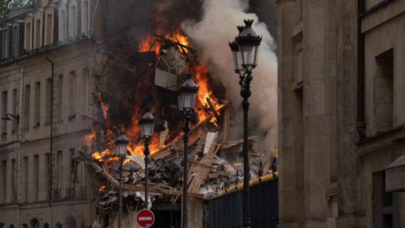 巴黎市中心爆炸至少37伤 搜救员在半塌建筑搜寻2失踪