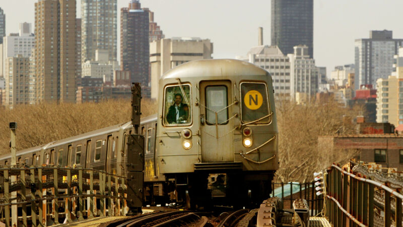 玩抖音上火爆的“地铁冲浪” 纽约少年1死1伤