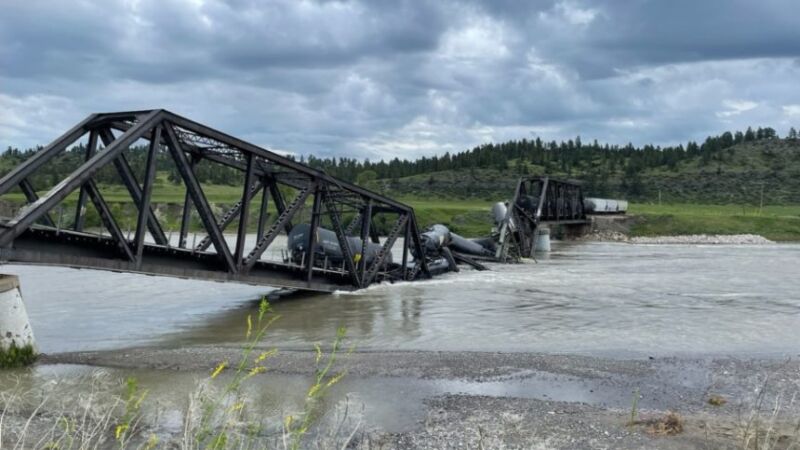 蒙大拿州橋塌油罐火車出軌 或有瀝青洩漏