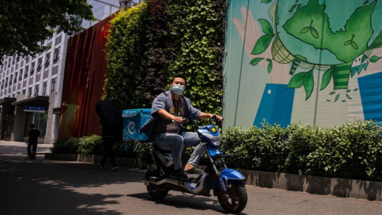 失業後求職處處碰壁 民企老總當上快遞員
