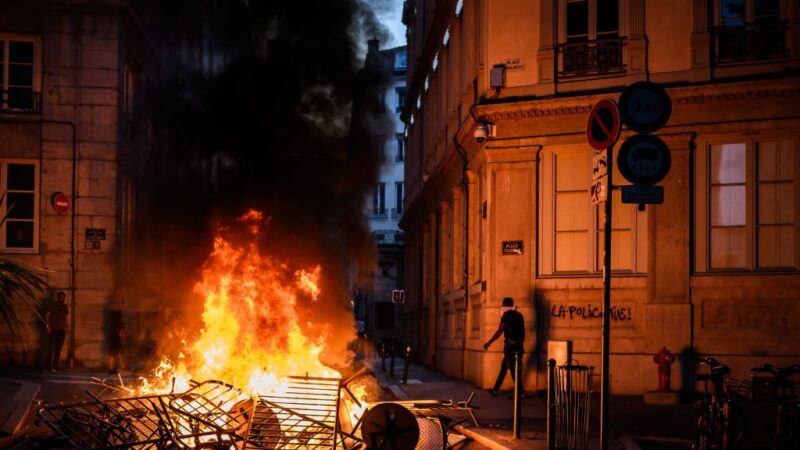 抗議非裔少年之死 法國連3夜暴力抗議 洗劫燒車頻傳