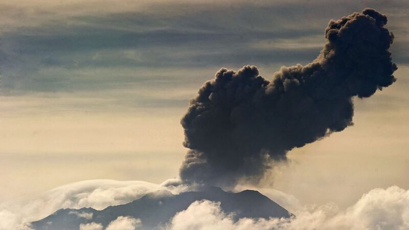 秘鲁南部火山连日喷火山灰 即将进入紧急状态